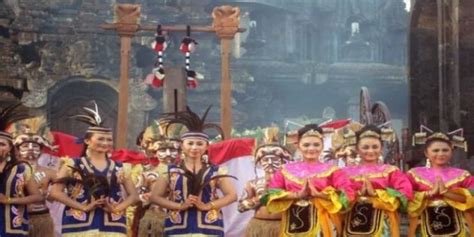 Hal ini menjadi kekayaan indonesia akan kebudayaannya. 19 Keragaman Budaya Indonesia Beserta Gambar ...