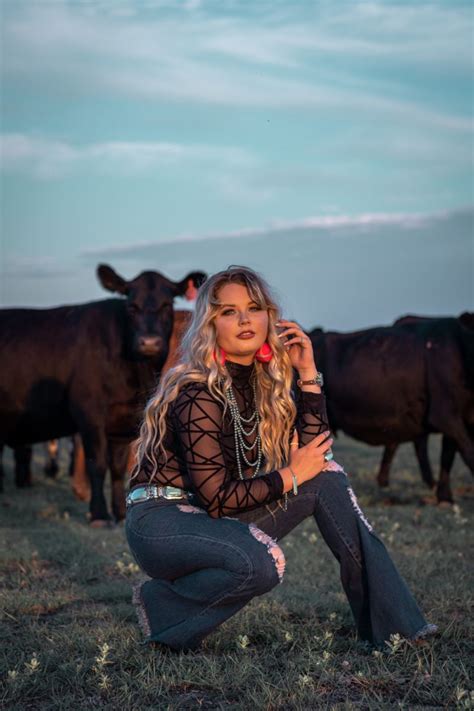 Pin By Kendra Geisendorfer On My Style Girl Senior Pictures Western Photo Shoots Western Photo