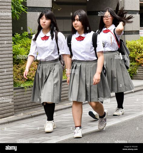 Mädchen Die Schuluniform Japan Tragen Fotos Und Bildmaterial In