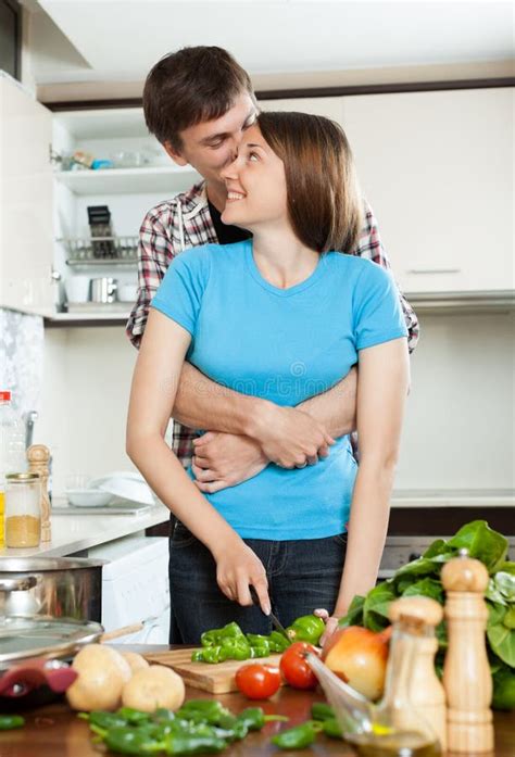 giovane uomo e ragazza amorosi che hanno flirt alla cucina domestica immagine stock immagine