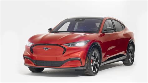The list of options is long, but to make things easy for both ford and the consumer, most of these features are built into one of the five trim levels. 'Ford Mustang Mach E laadt 30% sneller dan verwacht'
