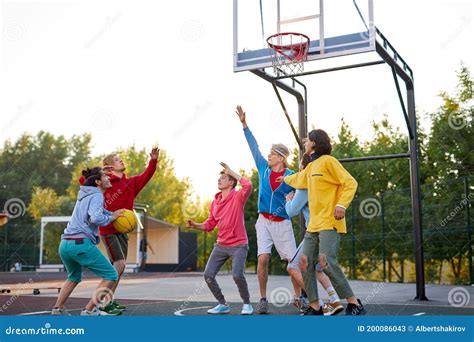 Grupo De Jóvenes Adolescentes Jugando Baloncesto Al Aire Libre Imagen de archivo Imagen de