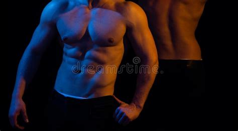 Tipo Sexy Muscular Con Torso Desnudo Cuerpo De Hombre Muscular Atl Tico Sobre Fondo Negro