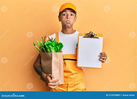 Estar Vestido De Mensageiro Corresponde A Que Profissão Hoje