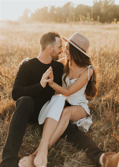 Romantic Poses To Do For Your Engagement Photos Emma Nicole Photography