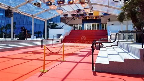 Den teppich sollten sie am besten schon am vortag in einem großen raum ausrollen, damit sie es nicht mit zu vielen verformungen zu tun haben. Roter Teppich Auf Treppe Im Eingang Von Palais DES ...