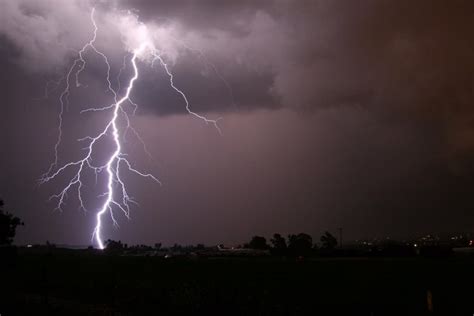 10 Terrifying Photographs Of Lightning Striking
