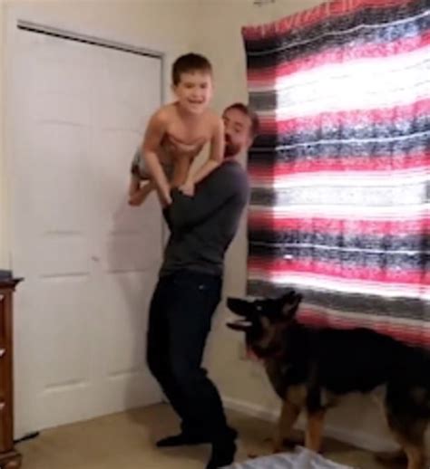 Niño Y Su Perro Se Turnan Para Que Su Papá Los Lance Por El Aire Está