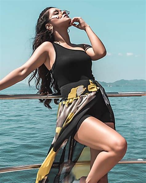Avneet Kaur Looks Unbelievably Stunning In This Pic Hot Actresses Sexy Jeans Girl Beautiful