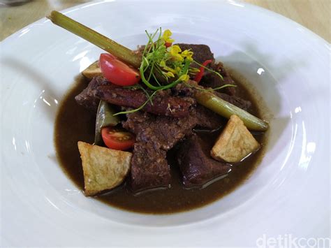 Dari kata sunda aja kita udah bisa tebak kan sob, kalau semur ini enggak cuma manis pasti. Chef Chandra Bocorkan Rahasia Resep Semur Daging Andalannya