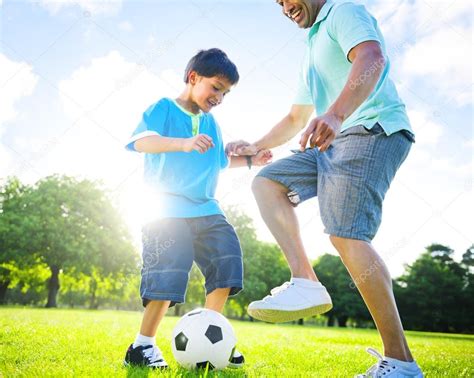Niño Jugando Al Fútbol Con Padre — Fotos De Stock © Rawpixel 52470561
