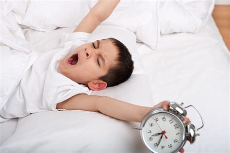 Niño Despertando Con Reloj Despertador Foto De Stock Y Más Banco De