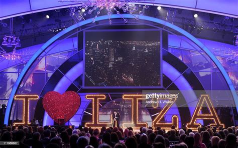 Liza Minnelli Performs Onstage At The 9th Annual Tv Land Awards At