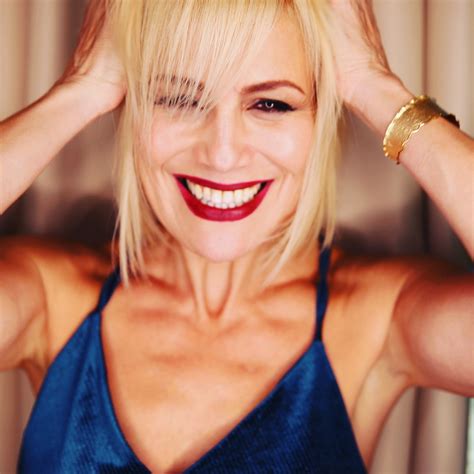 Η κωνσταντίνα μιχαήλ σε συνέντευξή της στο «έλα χαμογέλα» παραδέχτηκε ότι «στην αρχή με το facebook είχα βγει δυο φορές ραντεβού». Η Κωνσταντίνα Μιχαήλ κοπανιέται με χιπ χοπ - POPAGANDA