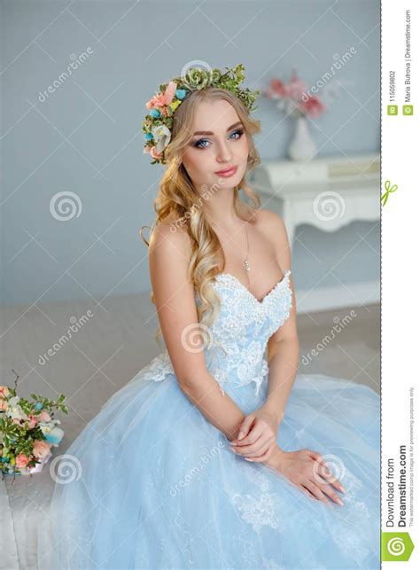 Portret Van Een Blauw Eyed Zeer Mooi Blondemeisje Met Een Kroon Stock Foto Image Of