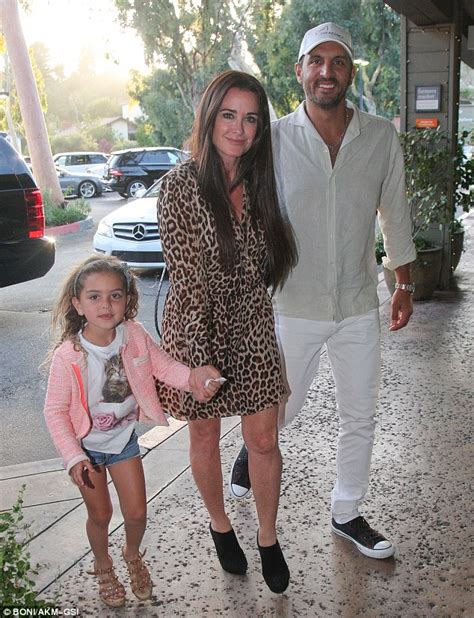 Kyle Richards makes wild fashion statement for family ...
