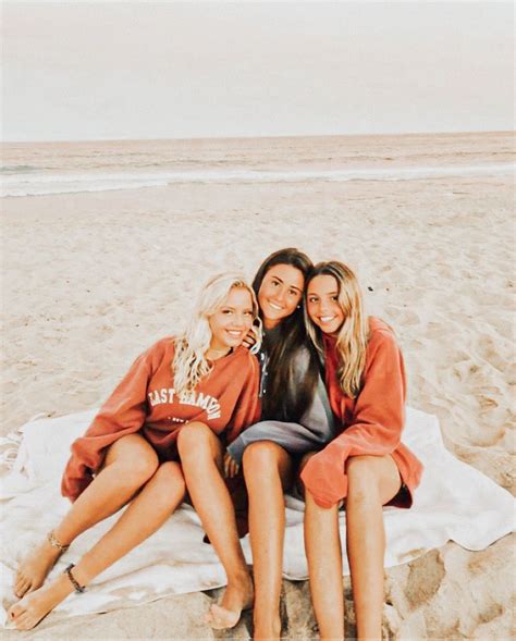 𝚟𝚜𝚌𝚘 𝚑𝚘𝚕𝚕𝚒𝚜𝚜𝚝𝚎𝚒𝚗𝚋𝚎𝚛𝚐 Friend Photoshoot Friend Poses Beach Poses With Friends