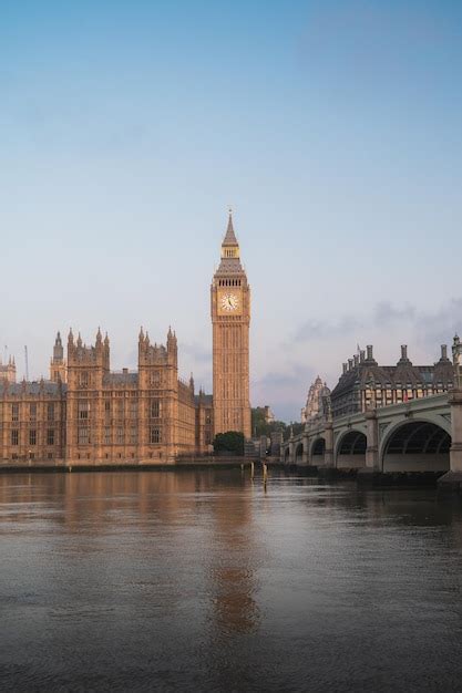 Premium Photo The Big Ben And Houses Of Parliament Against Blue Sky