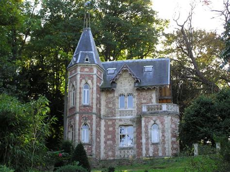 What hotels are near petit château? Le petit château par Gérard ROBERT sur L'Internaute