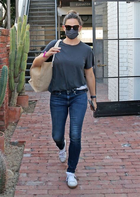 Jennifer Garners Skinny Jeans And Sneakers Are Made For A Cool Mom