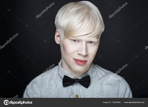 Pictures : human albinos | Albino man white skin — Stock Photo