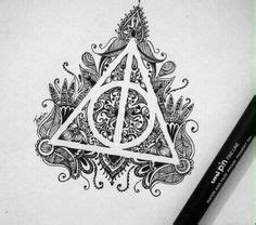 Harry potter es un huérfano que vive con sus desagradables tíos, los dursley, y su repelente primo dudley. les reliques de la mort version mandala | Tatouages harry ...