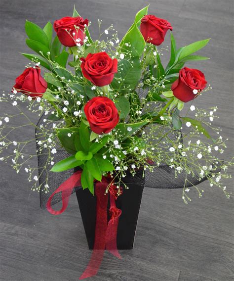 6 Red Roses In A Water Filled Container Composizioni Floreali Floreale