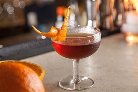 Having the opportunity to step behind one of our favorite bars in the world and mix up delicious beautiful booze cocktails is a dream. Cava Bar serve drinques clássicos no porão; confira a ...