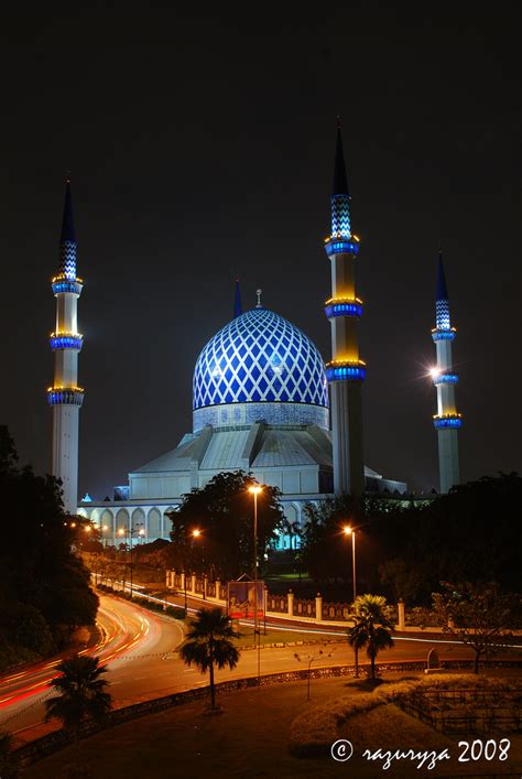 It is the country's largest mosque and also the seventh largest mosque in southeast asia by capacity. Masjid Sultan Salahuddin Abdul Aziz Shah @ night 3 | Flickr