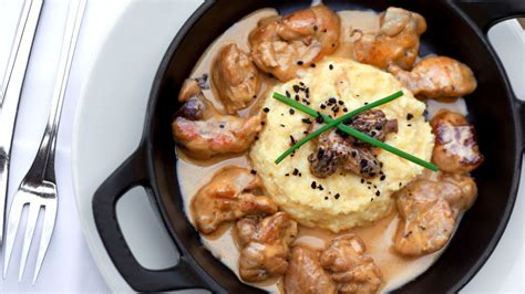 El pollo es el ingrediente estrella, aromatizado con hierbas y, cómo no, con ajo. Receta de Mollejas de pollo al ajillo fáciles de preparar