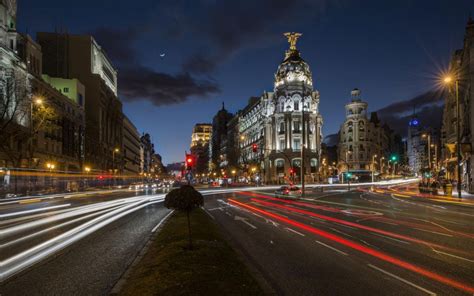 Şehrin nüfusu yaklaşık 3,2 milyon kişidir ve metropolit nüfusu yaklaşık 6,5 milyondur. Madrid nightlife