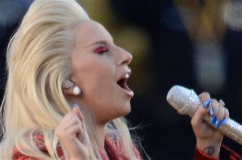 Lady gaga zaśpiewała hymn usa. Lady Gaga zaśpiewała hymn, a stadion OSZALAŁ. My patrzymy ...