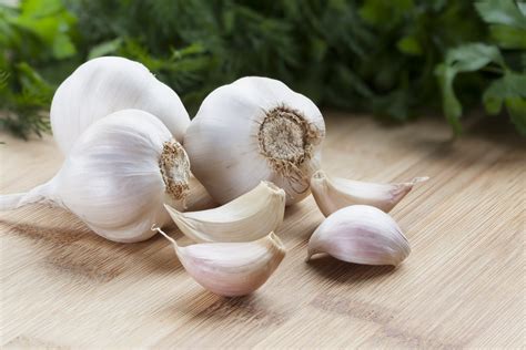Eating raw garlic is good: here are all the benefits | Cookist.com