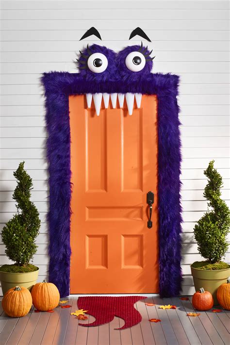 Ah, halloween house decor, i love it! 30+ Scary Outdoor Halloween Decorations - Best Yard and Porch Halloween Decorating Ideas