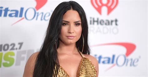 Demi Lovato Shows Off Freckles And Gorgeous Skin In Makeup Free Selfie