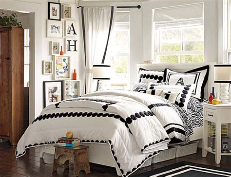 Some teen girls still like pink, but they're ready to take the color up a notch. Teenage Girls Bedrooms & Bedding Ideas