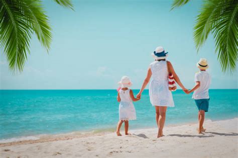Madre E Hija Caminando En La Playa Del Caribe Banco De Fotos E