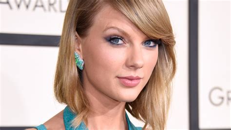 The Hidden Meaning Behind Taylor Swifts Necklace 9style