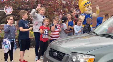 Schoolkids Thank Veterans With Drive Through Parade Wfin Local News