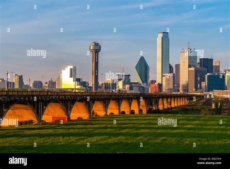 Hermosas Vistas Del Horizonte De Dallas Texas Durante La Puesta De