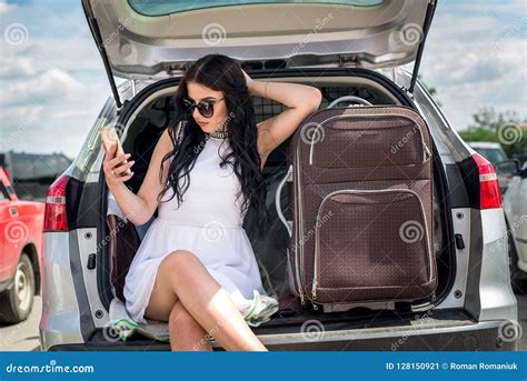 Mulher Com Mala De Viagem E Telefone No Tronco De Carro Imagem De Stock