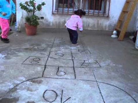 Busca un tapón o pequeña piedra, en algunos países se le conoce como tejo. Jugando a la rayuela - YouTube