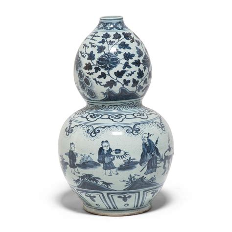 Pair Of Chinese Blue And White Double Gourd Vases At 1stdibs Chinese