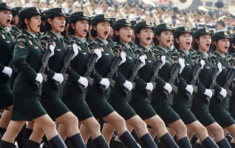 女性兵士自動小銃手に一糸乱れぬ行進 中国建国 年軍事パレード 読んで見フォト 産経フォト