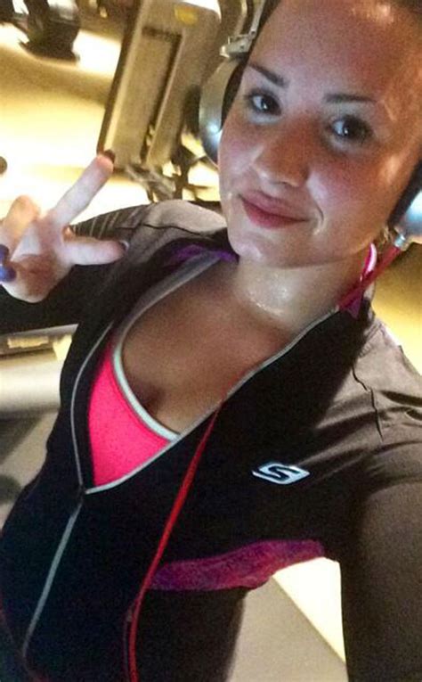 Demi Lovato Posts Sexy Bikini Selfie Shows Off Freckles In No Makeup