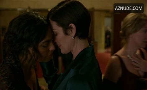 Carrie Anne Moss Sarita Choudhury Lesbian Scene In Jessica Jones Aznude