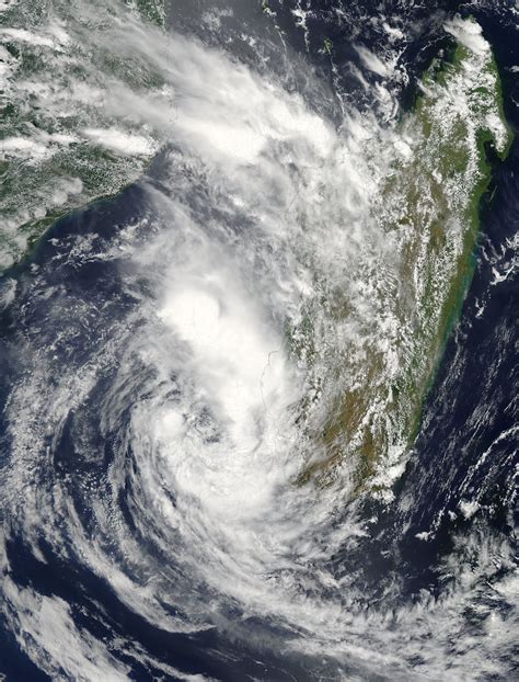 Un sistema tormentoso caracterizado por una circulación cerrada alrededor de un centro de baja presión y que produce fuertes vientos y abundante lluvia. Universo Hoy (Febrero).