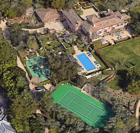 Harry And Meghans Billionaire Neighbor Sells 19million Mansion As
