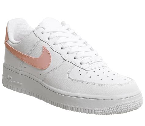 Look for the nike air force 1 pink quartz to release on january 1st at select retailers and nike.com. manipuler angle Contour nike air force white and pink ...