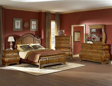 Need bedroom color ideas to spruce up your favorite space? Warm color scheme. Bedroom. Orange. Interior design tips ...